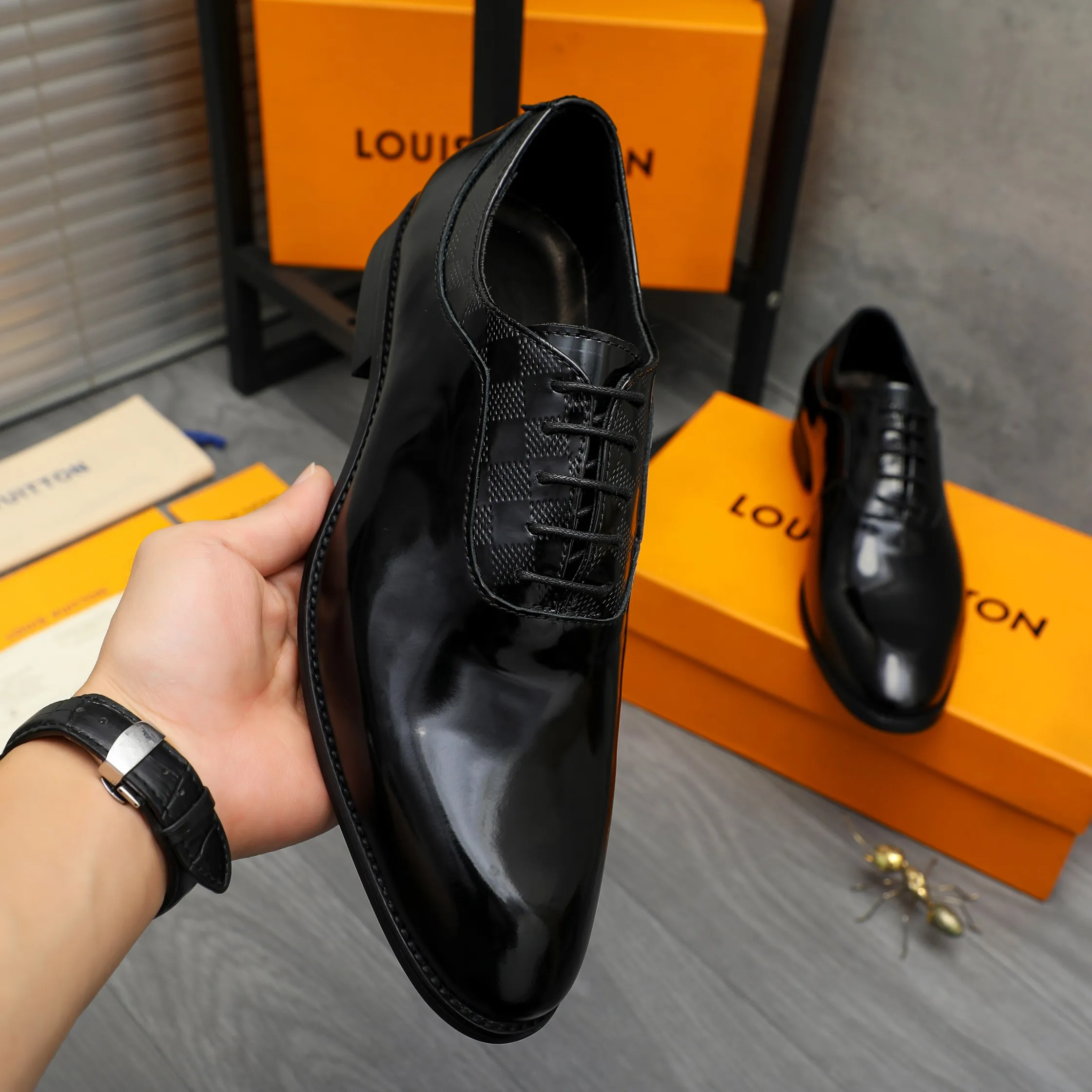 Men's shoes 💰p460 Product trademark: LV (Louis Vuitton) business lace-up leather shoes True size: 39-44 Product material: Selected lacquered cowhide stitching with classic plaid embossed upper, cowhide lining, original rubber outsole